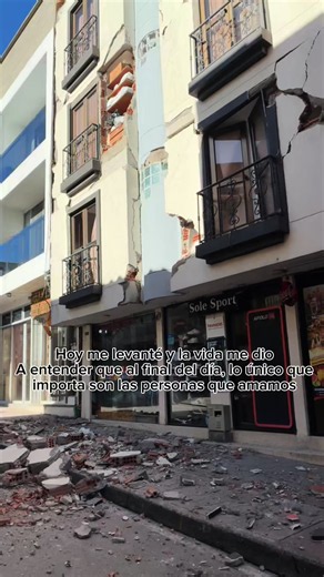 La vida nos cambia en un abrir y cerrar de ojos, cuiden y disfruten de sus seres amados #pereira #terremoto #santarosa