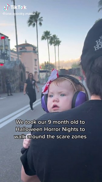 Our spooky girl LOVED it 🖤 #halloween #halloweenhorrornights2022 #hhn31 #spookybaby #babybanz