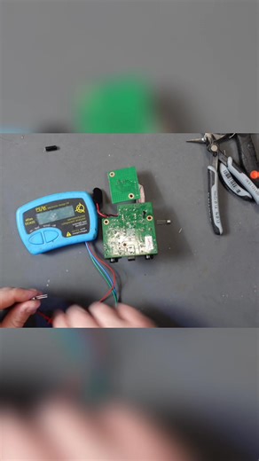 Nothing like the moment you test a BC108 and see that sweet 500 HFE reading. That’s the heart of vintage fuzz tone right there — balanced, gritty, and full of life. Hand-testing every transistor means every build feels unique, alive, and ready to roar. #GuitarMods #VintageVibes #ToneCrafter #BoutiquePedals #HandwiredTone #FuzzPedal #GuitarCommunity | Hello Sailor Effects