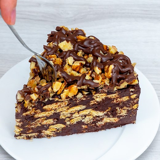 1M views · 10K reactions | Desertul rapid, despre care vorbeste toata lumea! Fara coacere sau gelatina! Ingrediente: biscuiți: 500 g miez de nuci: 200 g lapte: 400 ml zahăr: 100 g zahăr vanilat: 10 g cacao: 80 g unt: 100 g miez de nuci: 80 g ciocolată neagră: 200 g | Cookrate - Romania | Facebook