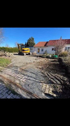 Réalisation d une cour. Création de fond de forme Mis en place des bordures Réalisation d un enrobé. Sur ce projet, nous avons réalisé également le chemin d accès à la maison et l accès au garage. 𝐿’𝒶𝓊𝓉𝒽𝑒𝓃𝓉𝒾𝒸𝒾𝓉𝑒́ 𝒹𝑒𝓈 𝓇𝑒𝓁𝒶𝓉𝒾𝑜𝓃𝓈 𝓅𝓇𝑜𝒻𝑒𝓈𝓈𝒾𝑜𝓃𝓃𝑒𝓁𝓁𝑒𝓈 𝑒𝓉 𝓁’𝑒𝓍𝓅𝑒𝓇𝓉𝒾𝓈𝑒 𝒹𝓊 𝓈𝒶𝓋𝑜𝒾𝓇-𝒻𝒶𝒾𝓇𝑒. 𝗙𝗮𝗶𝘁𝗲𝘀 𝗮𝗽𝗽𝗲𝗹 𝗮̀ 𝗧𝗣 𝗲𝘁 𝗧𝗥𝗔𝗡𝗦𝗣𝗢𝗥𝗧 𝗩𝗘𝗥𝗖𝗛𝗘𝗥𝗘 💻 www.tpverchere.fr 📧 contact@tpverchere.fr ☎️0477655486 📍Amplepuis, Lyon, Roanne