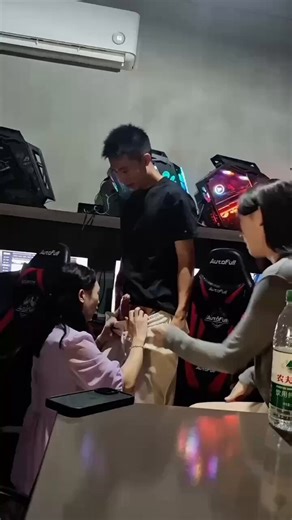 RT @TXCHXSTXSCXPX: 18厘米超硬大屌直男，两姐妹太急迫了，等不及约到家里，在网吧直接就开吃了，最后还是喷精了。完整版关注主页电报群联系。完整版关注主页电报群。【女妆莉莉勾引直男系列】
