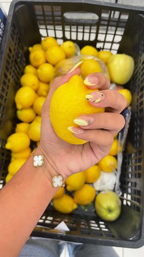 Annabella | Curly Girl 👩🏽‍🦱✨ on Instagram: "¿Tutorial sobre la crema de peinar casera? 😍 #curly #curlyhair #pelorizo #haircare #haircaretips #cremadepeinar #hairlove"