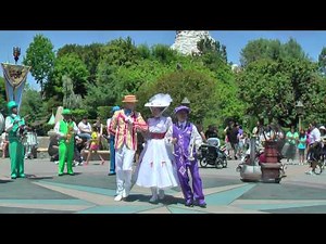 Mary Poppins Surprised Everyone At Disneyland With A Special Holiday Performance!