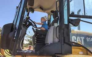【生肉】家庭更新#47，2 YEAR OLD DRIVES TRACTOR - Family Update #47