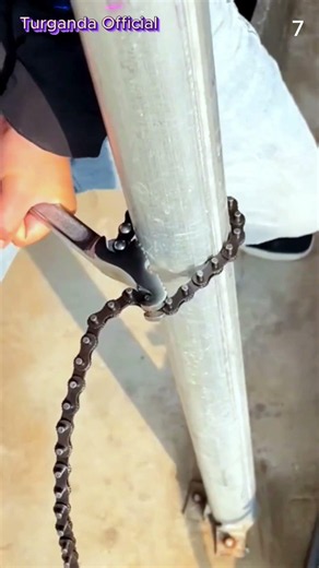 Attaching a chain to a metal bar using a simple tool #shorts