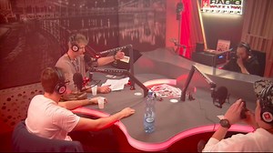 Ten Preston w Radiu Wrocław. Będzie coś z gościa? W ogóle szkoda, że u nas nie ma takiego radia do którego wbijają raperzy jak do PlaneteRap i rapują/freestylują a w tle jest palone 700 blantów. Brakuje mi mega takiego klimatu w Polsce. | Hype