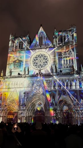 Lyon CityCrunch on Instagram: "⚠️ Attention spoiler On a pu voir quelques installations de la Fête des Lumières en avant première ! Et il y a vraiment de belles choses pour cette nouvelle édition 🤩 Vous avez prévu d'y faire un tour ? .... #lyoncitycrunch #fetedeslumieres #fdl2025 #onlylyon #lyonmaville"
