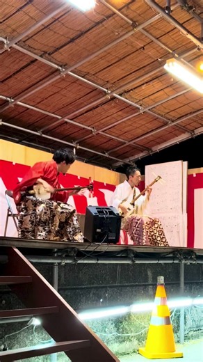 ​竹原住吉まつりにてブラックベルト！（やっぱりカラーコーンのライトが微妙に同期してる）​#セ三味ストリート #津軽三味線 #大道芸 #shamisen