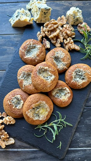 Lyst på en superenkel julesnacks som smaker helt nydelig!?🤷‍♂️🎄 Lag gjerne pepperkakedeigen selv, eller gjør som meg - gå for ferdigvarianten😎 Form kuler av pepperkakedeigen. Press ned en grop med tommelen. Fyll med revet blåmuggost. Sett midt i ovnen på 225°C i 8 min🤌 #pepperkaker #julesnacks | Krisslovesfood