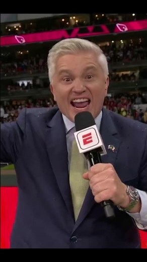 John Sutcliffe hace estremecer el Estadio Azteca en el Monday Night Football de México 🔥 | #shorts