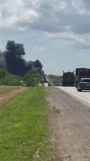 Las consecuencias de los ataques ucranianos 🇺🇦 contra la retaguardia rusa 🇷🇺.Un gran atasco en la carretera R-280, una vía de suministro crítica para el ejército ruso 🇷🇺, tras la destrucción de dos camiones cisterna rusos 🇷🇺 por múltiples drones ucranianos 🇺🇦.La R-280 es clave porque conecta Rostov con Crimea, pasando también por Mariúpol o Melitopol.