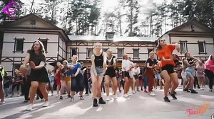 涨知识了！俄罗斯中学的课间舞蹈，学生们的舞姿太精彩了