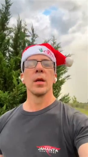 Mariano Castro on Instagram: "Vestirme del Grinch me hizo ver la Navidad desde una nueva perspectiva, no de rechazo, sino de reflexión. Los adornos y luces evocan una sensación de cierre y balance, recordándonos que el fin del año trae la oportunidad de evaluar nuestras prioridades. La pregunta incómoda es: si todo terminara hoy, ¿qué haría diferente? Nos arrepentimos más por lo que no hicimos con quienes amamos. Estas fechas son para celebrar, pero también para reordenar lo que realmente import