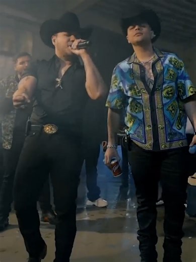 Qué Onda Perdida – Grupo Firme ft. Gerardo Coronel. 🔥 Por qué siempre regresan… cuando ya te andas olvidando? 😏🔥 Es puro orgullo y actitud. Habla de esa ex que vuelve después de haberte dejado, pero ahora tú ya no estás en el mismo lugar. Es la clásica de “ya es muy tarde”… con un toque fiestero y seguro 😎 Se volvió viral por su frase directa y pegajosa, perfecta para videos de indirectas, fiesta y “andar en tu mejor momento” 🔥 “cuando te escribe después de meses…” #QueOndaPerdida #GrupoFir