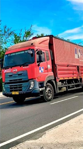 TRUK BESAR WING BOX TRONTON UD QUESTER WARNA MERAH NGEBUT MELAJU CEPAT #shorts #trending #viral