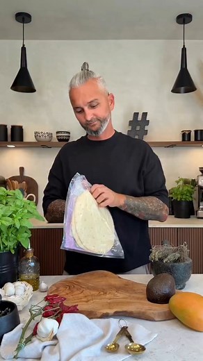 Tortillacups mit Avocado, Mango Salat 🥭🥑🍣 Zutaten für 12 Stück: 2-3 Tortillas 100 g Räucherlachs 1/2 Avocado 1/2 Mango 1 EL gehackter Schnittlauch 1 EL schwarzer Sesam 1/2 Zitrone Srirachamayo Aus den Tortillas 12 Kreise stechen (die Größe hängt von euren Muffinmulden ab). Die Kreise in eine Muffinform legen und etwas eindrücken. Für 5 Minuten bei 200 Grad Celsius Umluft im vorgeheizten Ofen backen. Während der Backzeit den Salat vorbereiten. Den Lachs, die Avocado und Mango in kleine Stücke 