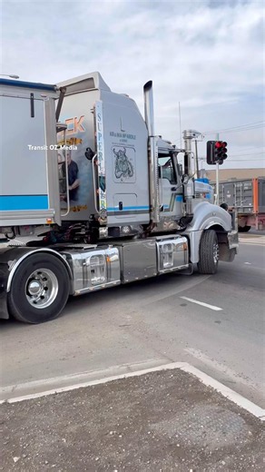 Mack Super-Liner Road Train Tight Turn | Truck Spotting #roadtrain #truck #trucks #truckspotting