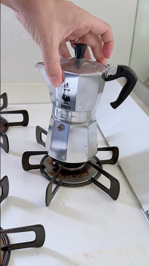 Homemade Café Latte with a Bialetti Moka Express ☕😋 #mokapot #coffee #coffeelover #coffeetime