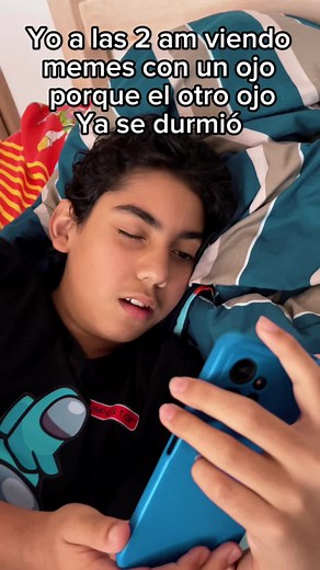 Viendo TikTok con un Ojo Abierto y Otro Cerrado 🤣
