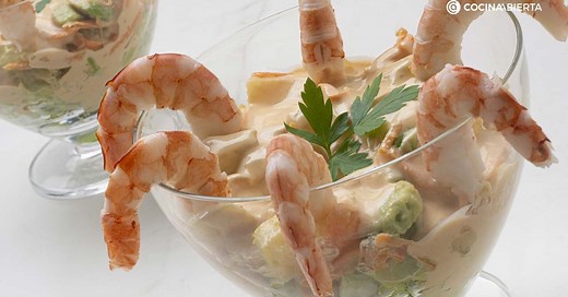 Cóctel de gambas con salsa rosa, la receta original del clásico entrante de Navidad