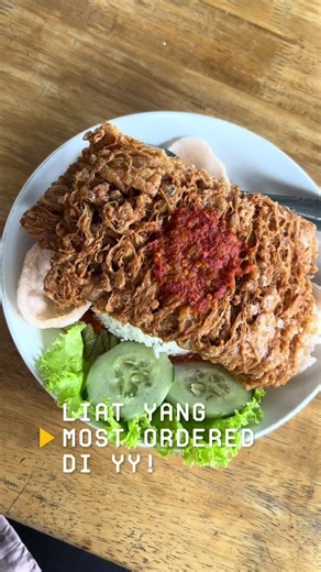 Telur barendonya nge barendo kali 🤤🤤 banyak promo bukber, cocok kali jadi tempat buat bukber bareng kawan2 Paket Suka Telur - 18K Paket Kuah - 25K Paket Nasi Mangkok - 25K Paket Kenyang Bersama - 70K (rame-rame makin hemat!) Semua paket sudah termasuk: Mandi (minuman) Takjil Promo berlaku SETIAP HARI selama Ramadan Harga bersahabat, rasa tetap niat Tag teman bukber kamu sekarang Jangan cuma wacana, langsung gas ke Yard & Yums! 🫵🏻 Jl. Pasar Baru no 6 #medan #bukber #makan #telurbarendo #promo