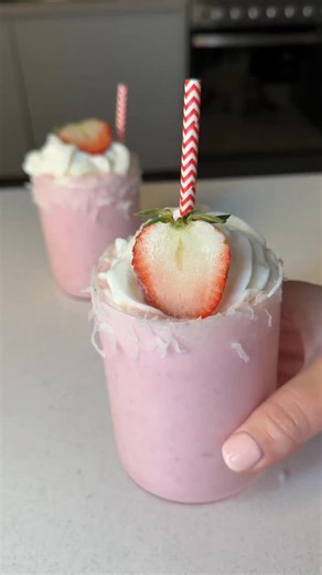Denisse Castillo on Instagram: "🍓🥥 Fresa Colada Slushi ❄️ Fresa y coco transformados en una textura fría, suave y uniforme, perfecta para reuniones, y lo mejor: sin diluir, porque no necesitas hielo. La Ninja Slushi @ninjamexico, con su tecnología Rapid Chill, enfría y convierte las bebidas en minutos, manteniendo la consistencia ideal de principio a fin 🖤 Ya disponible en 👉 sharkninja.mx Esto es servir algo espectacular sin complicarte 🍓✨ #NinjaSlushi #NinjaFamily . . . #recetas #bebidaspr