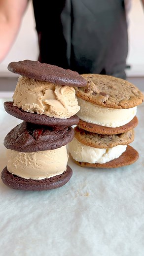 🍪 SANDWICH À LA CRÈME GLACÉE 🍨 Avec cette belle température, on a envie de manger une petite délice glacé. Nos pâtes à biscuits RICARDO sont parfaites pour faire des sandwichs à la crème glacés! En plus, elles sont en rabais dans le nouveau circulaire chez IGA! L'été, c'est fait pour se gâter! Par ici pour les découvrir: https://bit.ly/3LXMDxL | Ricardo Cuisine