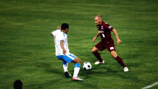 Smart ball moves for midfield players
