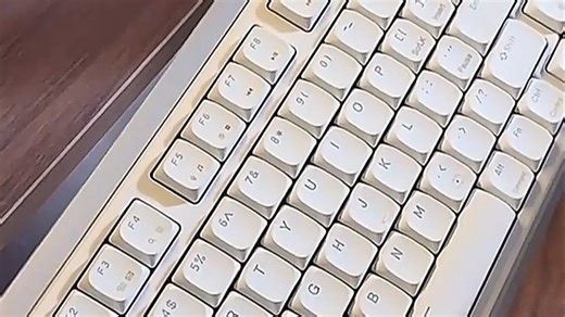 新品i75 75%配列办公游戏机械键盘，铝合金边框轻薄便携，三模连接蓝牙24G无线，全键无冲热插拔——高效办公与畅快游戏兼顾，轻巧设计随行出行，金属质感提升桌面