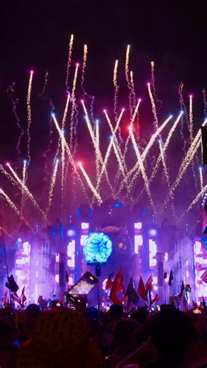 Alright, let's hear it.. 👀 Which names on the 30th Anniversary Lineup made you SCREAM? 😱😭 Drop your NON-NEGOTIABLES below! 👇⚡️ Bonus points if you can list 30 for Year 30! 👀😂 #kineticJOURNEY | Electric Daisy Carnival (EDC)