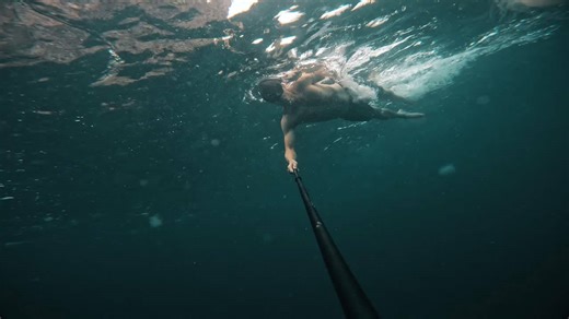 Man snorkeling gets stung by jellyfish