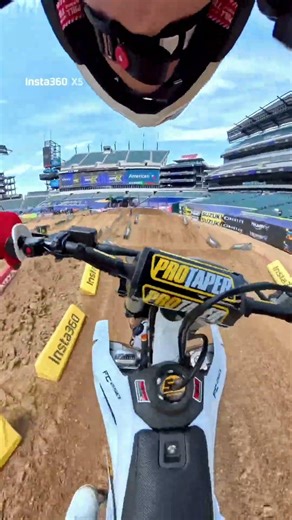 Press day with Daxton Bennick and ‪@insta360‬ ‪@insta360motorcycling‬ 🎥 #SMX #Insta360 #Insta360X5