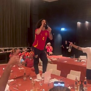 Marc Cucurella show dopo la vittoria dell’Europeo: lo spagnolo letteralmente scatenato al microfono 🎤😂 | SerieAnews.com