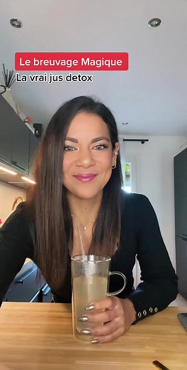 Le vrai jus detox aux multiples vertus. L’association du vinaigre de cidre et du citron - améliorent la digestion - réduisent les brûlures d’estomac, - et réduisent les pics de glycémie. Grâce au vinaigre de cidre, le sucre est mieux assimilé. cette astuce est idéal si tu t’apprêtes à manger très riche ou très sucrée sur une journée, ou si tu es diabetique. Ce jus est à boire à jeun. Eau tiède 2 cuillère à soupe de vinaigre de cidre 1/2 jus de citron. De façon exceptionnelle, tu peux aussi prend