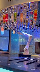 😱Il BARMAN🍹ROBOT CHE SOSTITUIRÀ L’UOMO?😳 ecco come funziona. Vi mostro come i robot presto potrebbero sostituire l’uomo. Che ne pensate? Alla fine una considerazione. | La tua guida a Los Angeles di Marco Squintu
