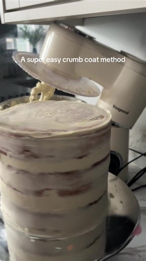This way is perfect for beginners! Once you get the hang of it, soften your buttercream in microwave and pour on top. Then just work your way down the sides of the cake using a palette knife! ❤️ #baking #crumbcoat #cakes #baker #foryou
