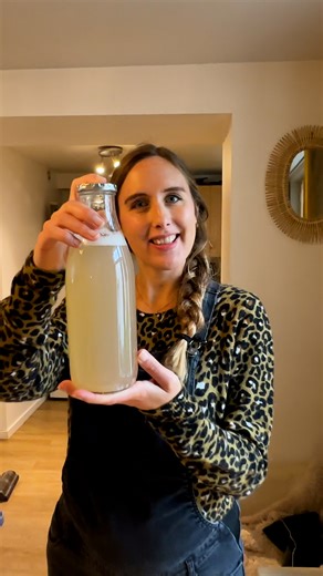 Un litre de lessive pour 20 centimes ? Inès Moreau, alias @lespetitsgestes, partage une astuce écologique pour une lessive maison : savon noir et eau bouillante. Pour en savoir plus, vous pouvez retrouver ses recettes dans ses livres publiés aux éditions Albin MIchel : “Je fais tout moi-même - Mes produits ménagers” et “Je fais tout moi-même - mes produits de beauté”. | Réel média