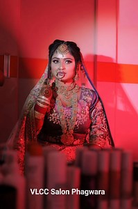 Don’t know what we love more !!! Her stunning pastel ensemble or that...