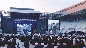 BTS (방탄소년단) - Make It Right [Live Video] Thật sự mình rất thích nhìn Bangtan hát Make It Right tại concert như này. Không có sự hào nhoáng của ánh đèn sân khấu mà thay vào đó là hình ảnh gần gũi: các cậu cùng nhau giơ banner, chúng ta cùng hát theo giai điệu bài hát, ...nó gần gũi, mộc mạc, giản dị đến chân thực khó tả. Cre: on vid #BTS #SPEAKYOURSELF #MakeItRight | • Hồi Ức 1994 •
