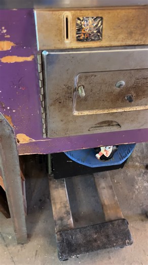 🎯 1969 Airport Pinball Machine — where every light blinked before smartphones existed. This beauty once lived in an airport, watching lovers reunite, travelers dream, soldiers return, and kids press their noses to the glass. Now it’s a living piece of playable history. The sounds. The weight. The glow. The magic. Not a machine. A memory keeper. A whole era in motion. ✨ If you love architectural salvage, vintage finds, and pieces that carry stories, this one hits different. #ArchitecturalSalvage