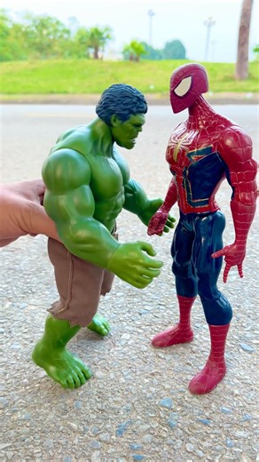 Giant Spider vs. Hulk Dinosaur #spiderman #marvel