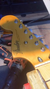 Correct installation of strings in reverse headstock guitar with vintage tuners !!! #guitartech #fender #Luthier #stratocaster #modern | Luis Eduardo Vargas Castilla