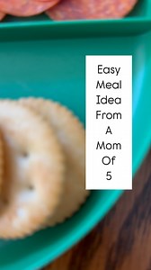 These homemade “lunchables” are the best. They made great lunches at home or on the go. #momof5 #momlife #momlifebelike #momhacks #worksmarternotharder #kidlunches #kidlunchbox #kidlunchideas #kidfood #kidfoodideas #hormel #pepperoni @heb Cheese, @hormelfoods pepperoni, and @ritzcrackers crackers. | My Herd of Happy Hippos