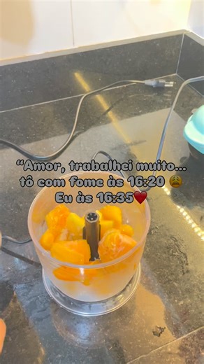 Anna Diniz on Instagram: "Em um mundo que corre atrás de fama e dinheiro, Deus está trazendo muitas mulheres de volta ao lar. Sem holofotes. Mas com propósito. 🏡✨ 👉 Comenta “amém” se você sente isso 💛 #cuidado #casalcristão"