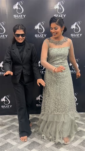 Suzy on Instagram: "Airbrush demo for pro makeup batch student"