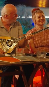 Οι Παρασκευές σου στην πλατεία έχουν Live αέρα. Όλοι μαζί γινόμαστε μια παρέα ακούγοντας ρεμπέτικα και λαϊκά, απολαμβάνοντας τις φρεσκομαγειρεμένες σπιτικές δημιουργίες της #SantaRosa. Καλοκαίρι στην πλατεία με μοναδικές γεύσεις και νότες. 📅 Κάθε Παρασκευή στις 21:45. | Piazza Santa Rosa