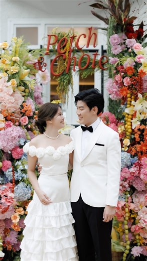 Paidonnnn on Instagram: "Cause you bring out the best in me, like no one else can do 👩‍❤️‍👨💍❤️ RunQ @karat.weddingplanner Makeup @teamkillers Hair @jayda_jesikar Hair treatment & color @arratri_aday Bridal dress @ya_itsara Groom suits @pinkytailor @moniqueweddingbkk Photographer @wmoment_photography Videographer @s_s_nook Ring @theanyamanee @jasmin.jewelry Flower & decoration @oopsy.posy Light & sound @ploenjitmusic Venue @baandusitthani Official hubby @chote.tang ᾮ