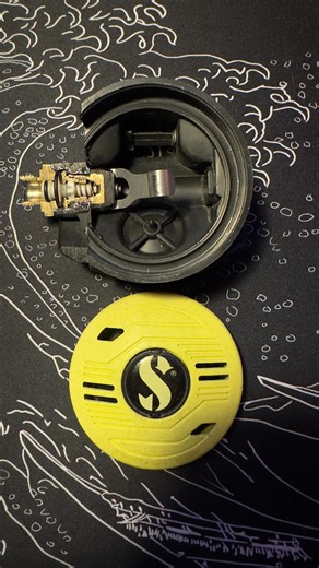 Ever wondered what makes an unbalanced second stage feel different from a balanced one? 🤔 This simple design delivers reliable airflow, but the breathing effort can change slightly as you go deeper or as your tank pressure drops — and here’s why! 💬 What regulator part should I break down next? 👇 Drop your suggestion in the comments! 🎯 Simple. Durable. Easy to maintain. #scubadiving #divingwithwesley #divegear | Diving With Wesley