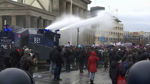 Coronavirus: Police clash with protesters in Berlin against new COVID-19 restrictions